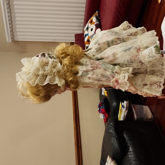 Dolls - Picture 2 of 3